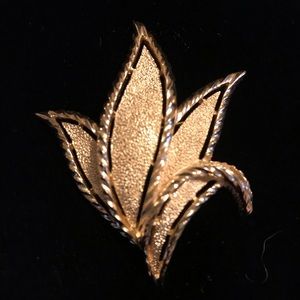 TRIFARI SIGNED VINTAGE LEAF BROOCH